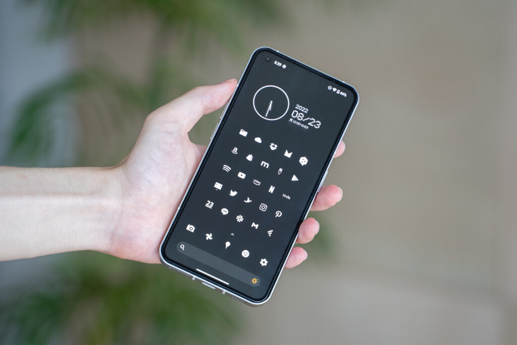 Nothing Phone (2) ・ Nothing Phone (1) のスペックを徹底比較 : 特徴と違いは? 選び方のポイントを解説
