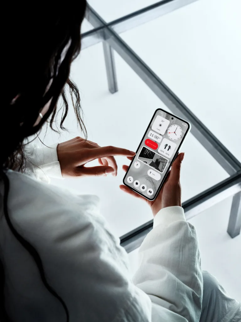 Nothing Phone (2) ・ Nothing Phone (1) のスペックを徹底比較 : 特徴と違いは? 選び方のポイントを解説